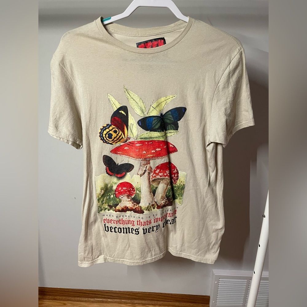 TEEN HEARTS UNISEX MUSHROOM BUTTERFLY GRAPHIC SHIRT MEDIUM 🍀 2